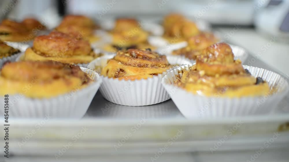 Brush the well-cooked cinnamon roll with butter and drizzle with creamy sugar. Ready to serve customers
Brush the well-cooked cinnamon roll with butter and drizzle with creamy sugar. Ready to serve customers