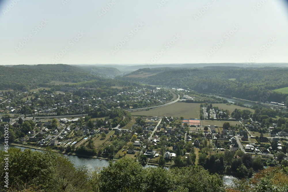 Bungalows et campings le long d'un des méandres de la Meuse vue depuis le sommet de la colline à Profondeville 
