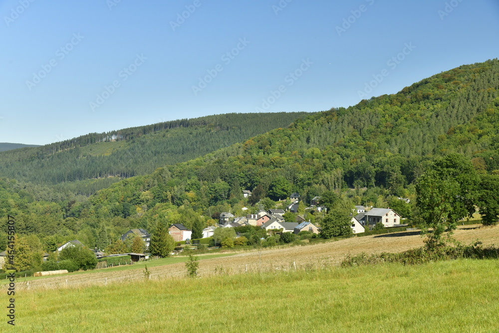 Champs en pente dans un paysage bucolique de la vallée de l'Emblève entre Trois Fontaines et Coo en Haute Belgique