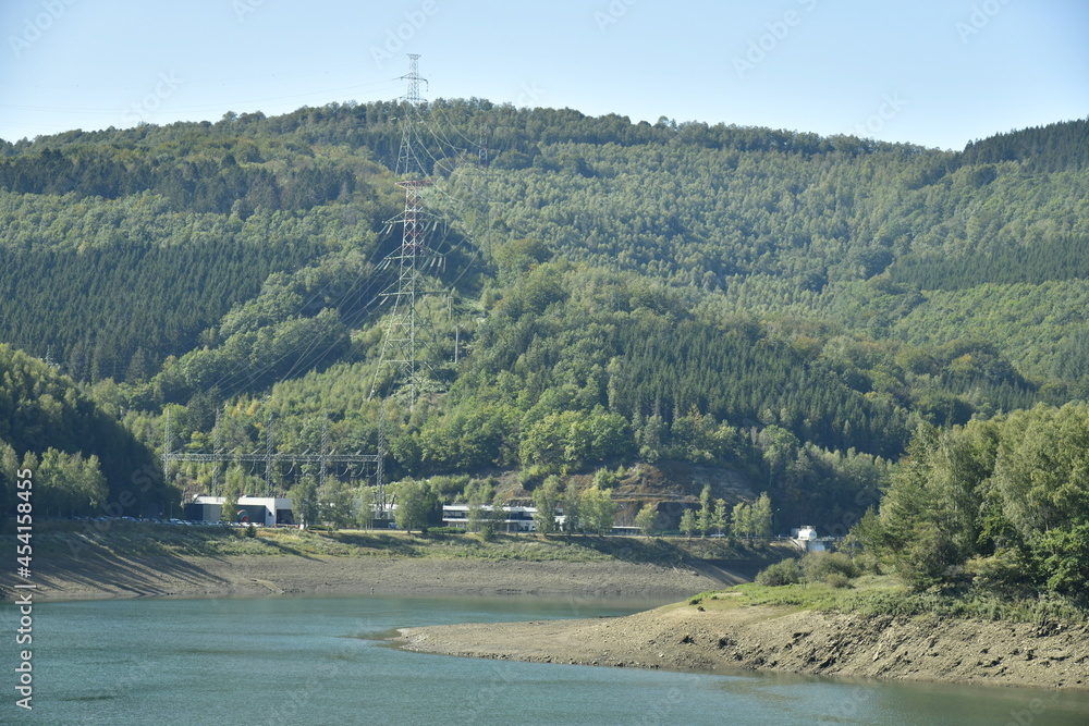 Niveau du lac inférieur de la centrale hydroélectrique de Coo très bas à cause de la sécheresse de l'été passé dans l'ancien méandre de l'Emblève en Haute Belgique