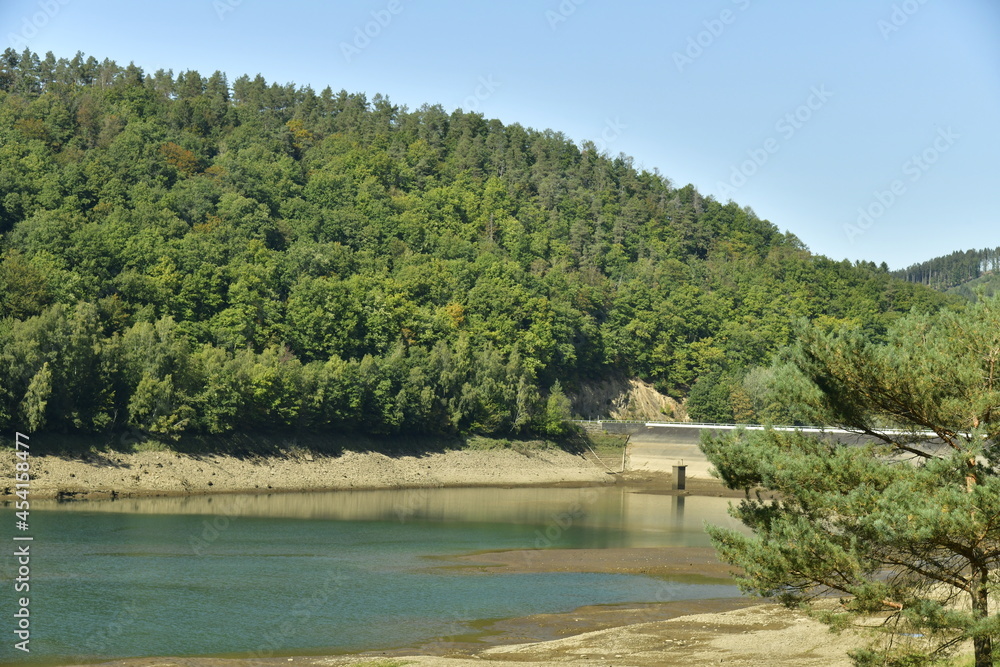 Fototapeta premium Niveau du lac inférieur de la centrale hydroélectrique de Coo très bas à cause de la sécheresse de l'été passé dans l'ancien méandre de l'Emblève en Haute Belgique