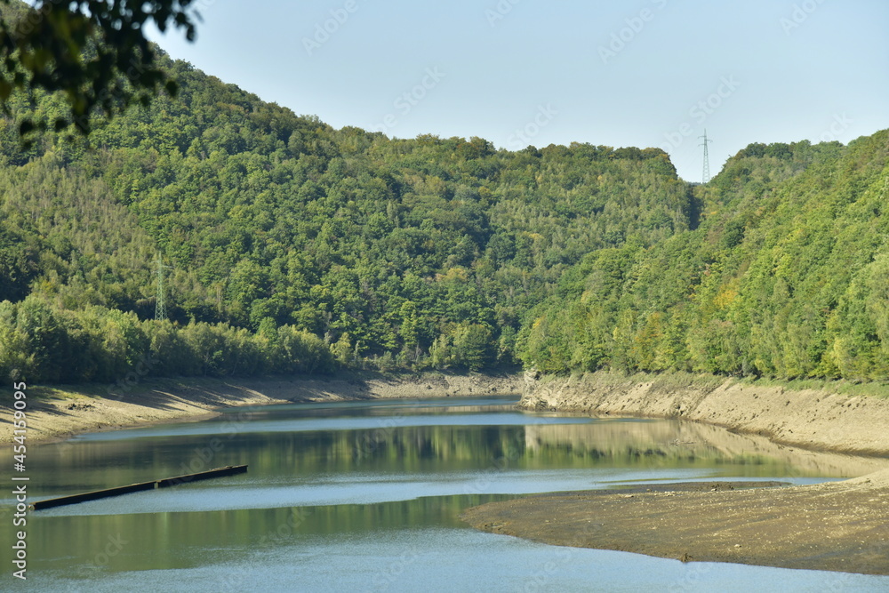 Le lac inférieur de la centrale hydroélectrique de Coo occupant l'ancien méandre de l'Emblève aux rives parfois abruptes dans un paysage sauvage en Haute Belgique