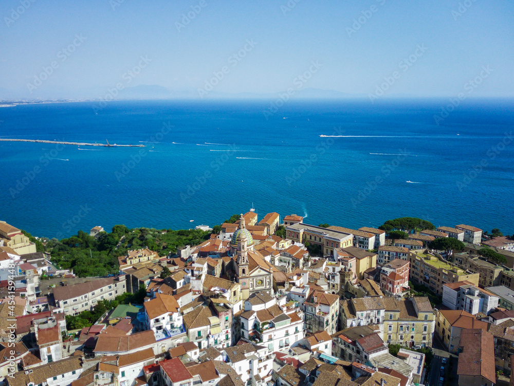 Vista aerea della città di vietri sul mare, costiera amalfitana