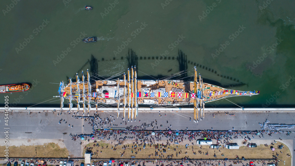 Obraz premium Aerial plan of freedom frigate arriving in port. Buenos Aires - Argentima.