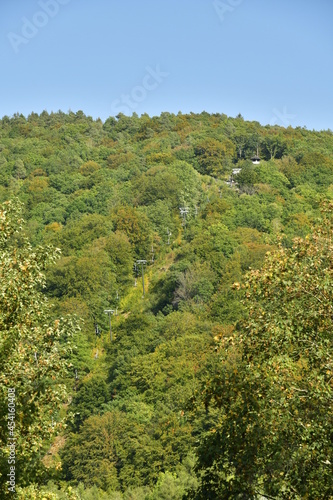 L'une des montagnes fortement boisée dominant la vallée de l'Emblève à Coo en Haute Belgique