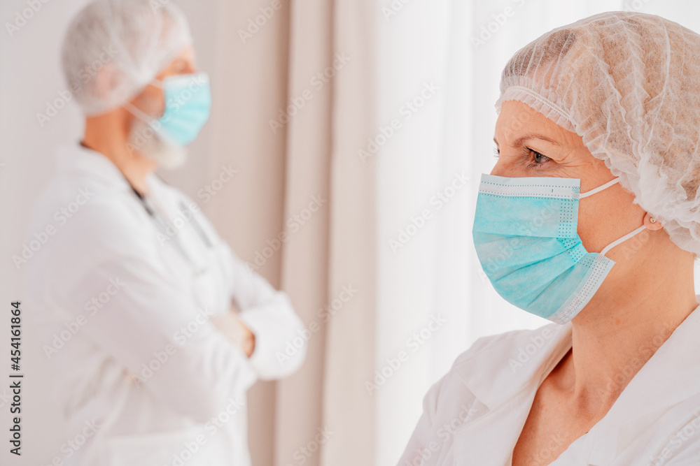 Fototapeta premium doctors with face mask think are ready to work