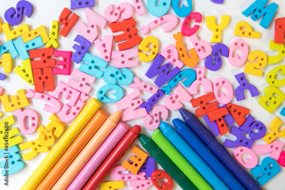カラフルなクーピーと英語のボタン カラフルなクーピーと英語のボタン