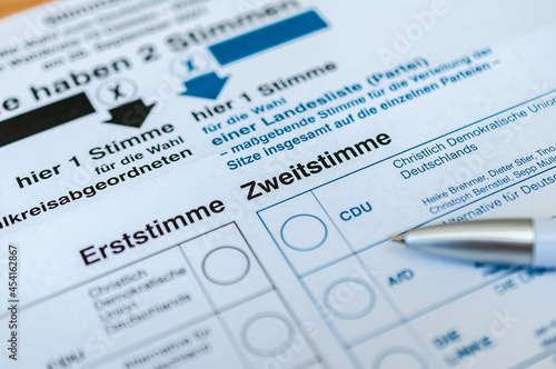 Bundestagswahl 2021 - Wahlschein ankreuzen photo