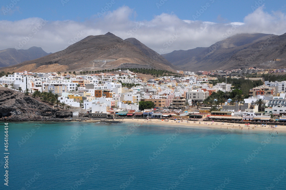 Fotografía aérea de la costa y pueblo de Morro Jable en la península de Jandia en el sur de la  isla de Fuerteventura, Canarias