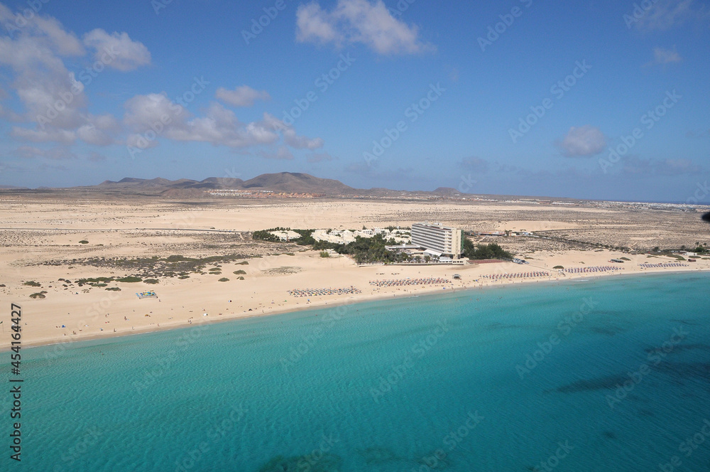 Fotografía aérea de la costa y paisaje de playas en Corralejo, la isla de Fuerteventura, Canarias

