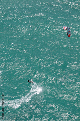 Fotografía aérea de deportista haciendo kitesurf en la isla de Fuerteventura, Canarias