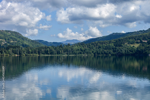 Panorama sur le lac d'Issarlès et le mont Mézenc en Ardèche © Hervé Rouveure