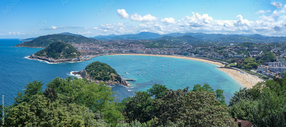 Obraz premium Views of San Sebastian and La Concha Bay from Monte Igeldo