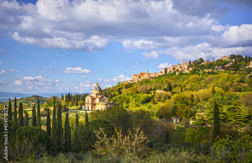 Foto San Biagio church and Montepulciano village. Siena, Tuscany Italy