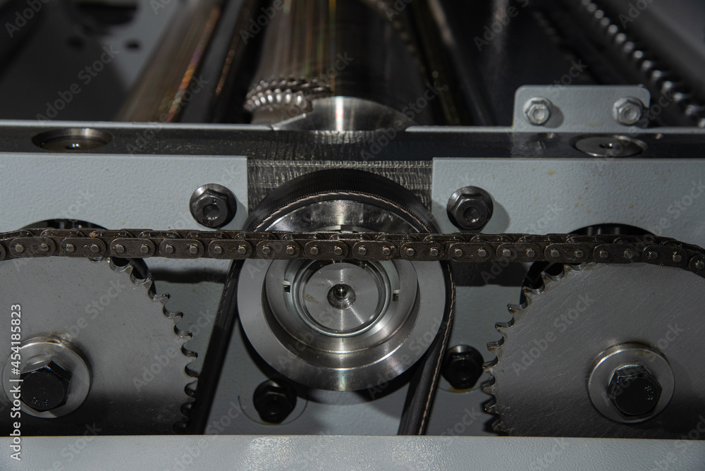 Chain and V-belt transmission in a woodworking machine Chain and V-belt transmission in a woodworking machine