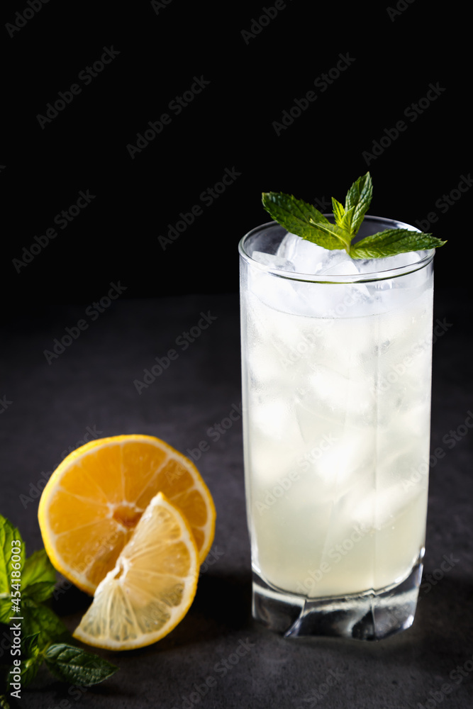 Fototapeta premium reshly squeezed lemonade with mint in a tall glass with ice.