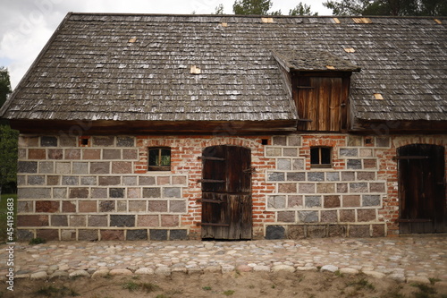 Budynek obory rustykalny z kamieni