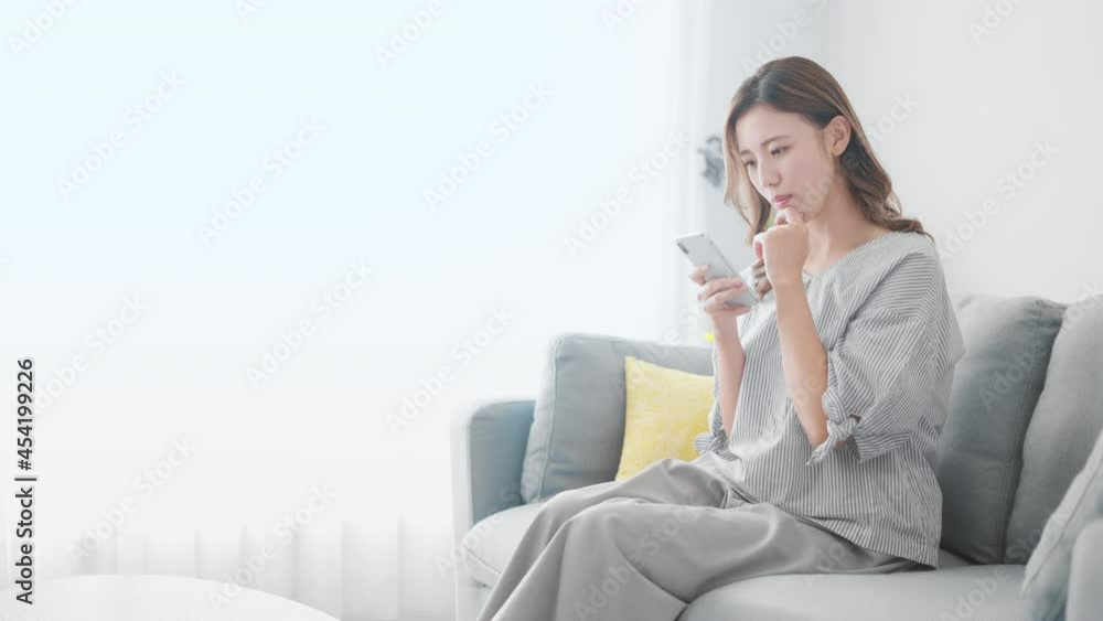 スマートフォンで検索する女性　イメージ