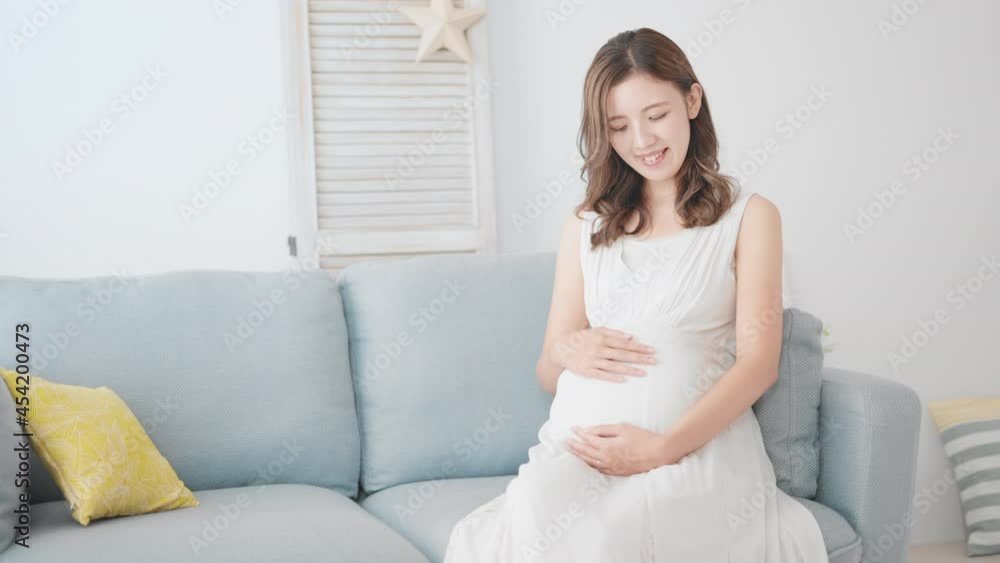 お腹をさする妊婦 イメージ お腹をさする妊婦 イメージ