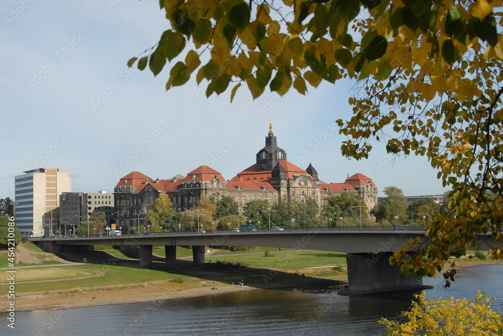 Dresden, Carolabrücke mit sächsischer Staatskanzlei