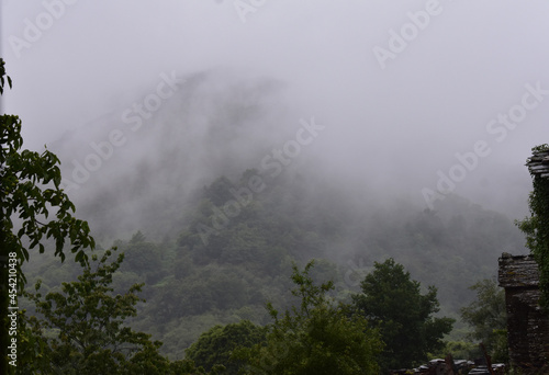 Paisaje montañoso con mucha humedad © Alba