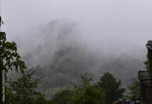 Paisaje montañoso con mucha humedad