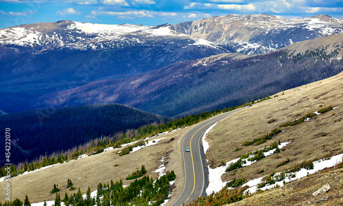 Fototapeta Naklejka Na Ścianę i Meble -  Trail Ridge Road crosses the Continental Divide in Rocky Mountain National Park, Colorado