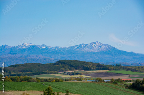 秋の畑作地帯と山並み　大雪山  © kinpouge