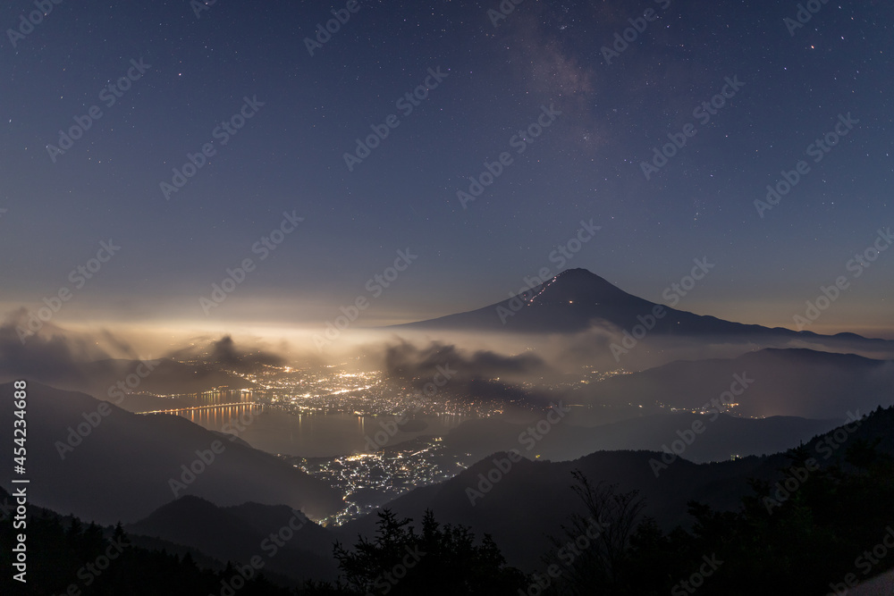新道峠ツインテラスから夜景と富士山に昇る天の川