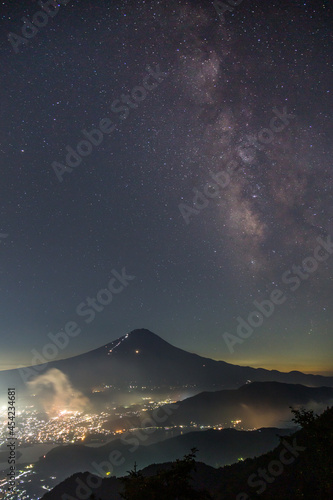 新道峠ツインテラスから夜景と富士山に昇る天の川