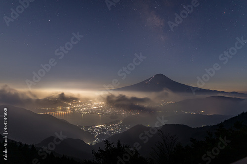 新道峠ツインテラスから夜景と富士山に昇る天の川 © Umibozze
