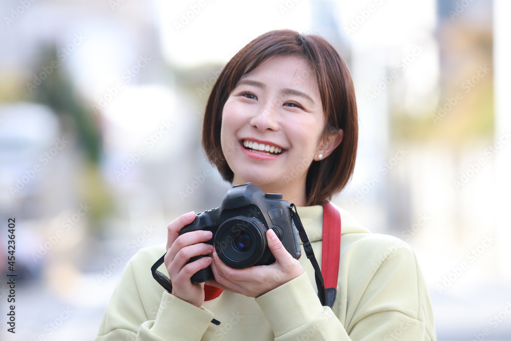 写真を撮る女性 写真を撮る女性