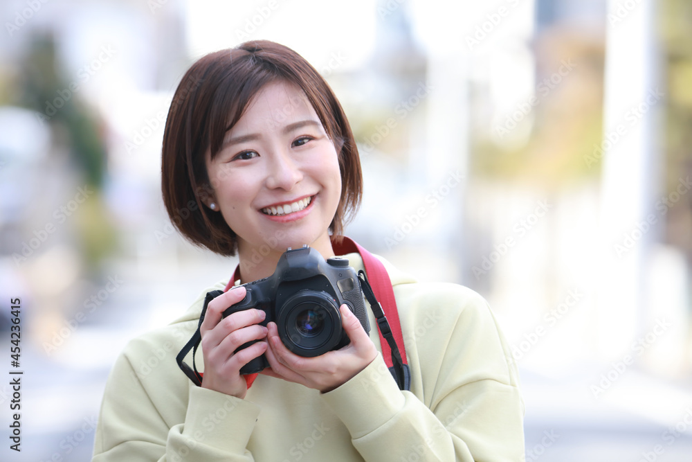 写真を撮る女性 写真を撮る女性