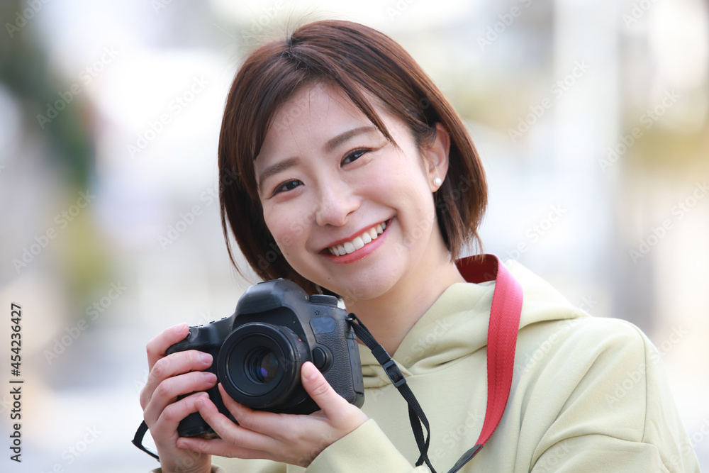 写真を撮る女性 写真を撮る女性