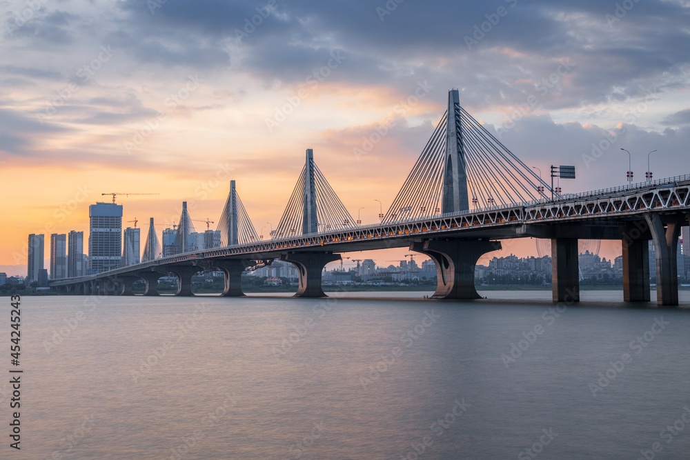 Obraz premium sunset of Chaoyang bridge, nanchang city, jiangxi province, China
