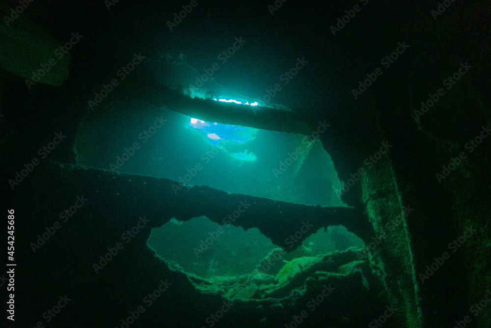 フィリピン、パラワン州のブスアンガ島コロン島に沈没している日本の沈没船をダイビングで撮影した写真 Photo taken by diving of a Japanese sunken ship sinking on Coron Island, Busuanga, Palawan, Philippines. 