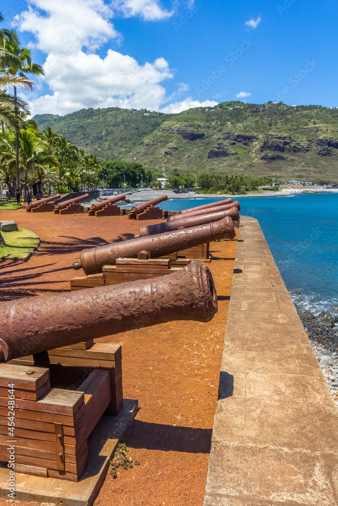 Fototapeta premium canons sur le Barachois de Saint-Denis, île de la Réunion 