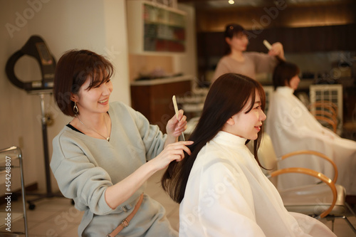 髪を切る美容師 イメージ