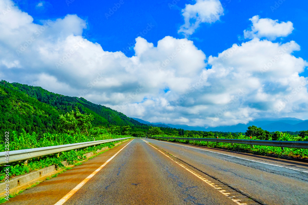 Fototapeta premium 青空と道路
