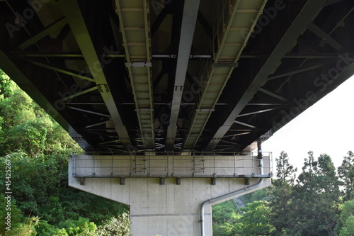 山間部の高速道路の橋桁