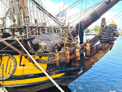 Cuadro en lienzo Wooden figure on the bow of the old sailing ship Standart moored in the Latvian