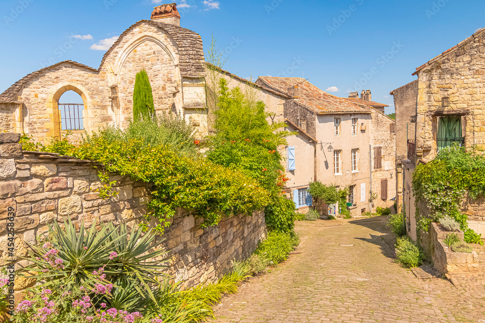 Vue du village de Cordes-Sur-Ciel, un des plus beaux villages de France, cité médiévale grand site d'Occitanie.