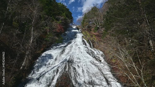 豪快な湯滝と紅葉のコラボ情景＠奥日光、栃木