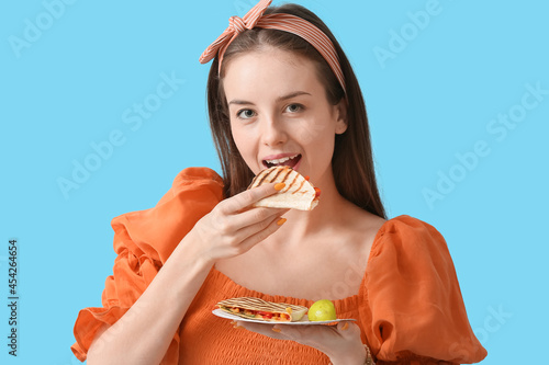Beautiful young woman eatin...