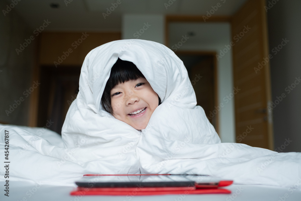 kid is addicted to tablet, little girl playing smartphone, kid use telephone, watching cartoon
kid is addicted to tablet, little girl playing smartphone, kid use telephone, watching cartoon