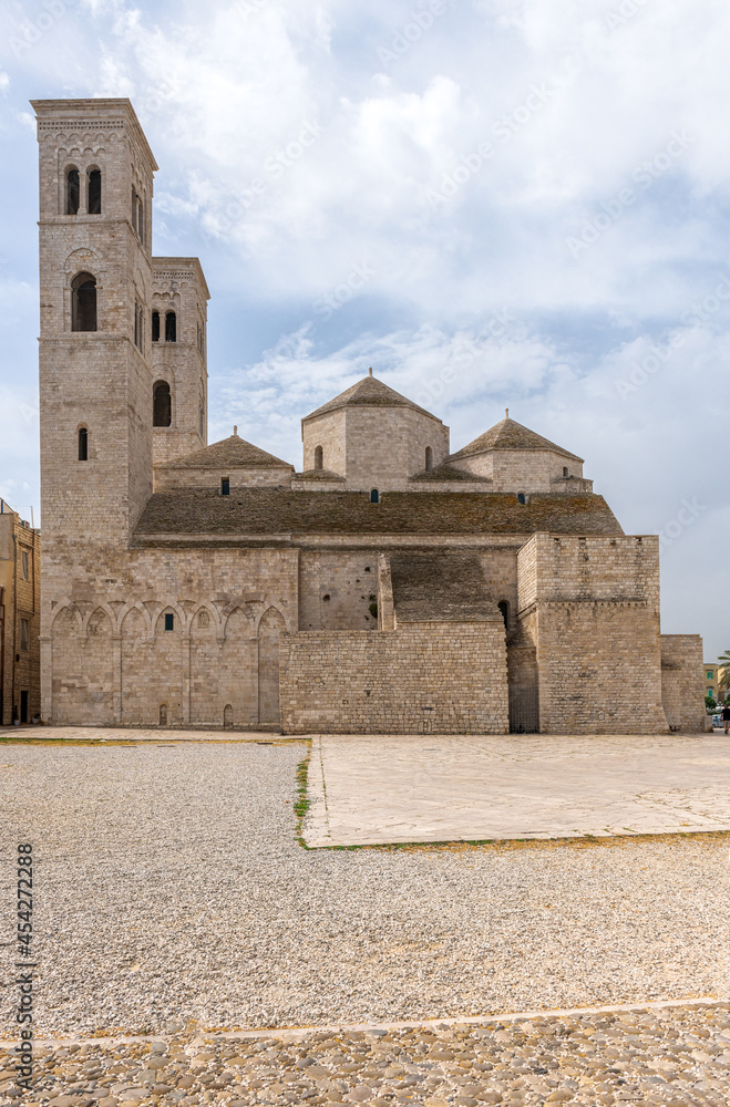 Molfetta - miasteczko na wybrzeżu w Puglia. Kamienna średniowieczna katedra będąca symbolem miast