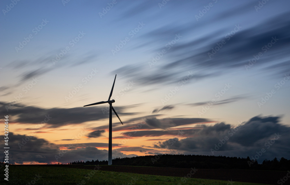 Obraz premium Sonnenuntergang mit Windrad 