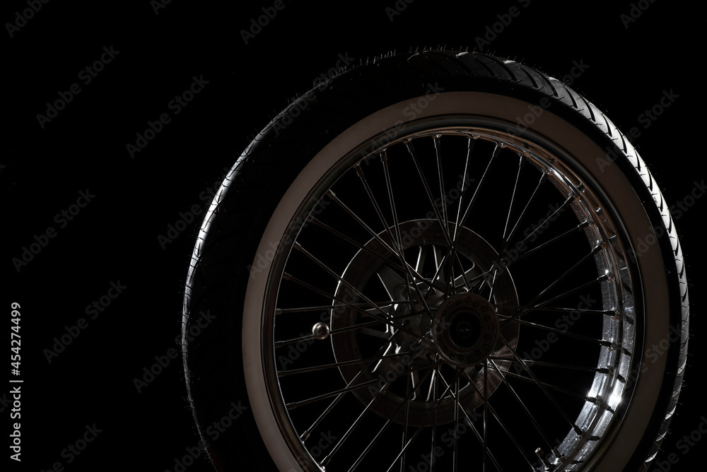 Motorradreifen auf dunklem Hintergrund, Schwarz, Biker, Felge, gewuchtet, 