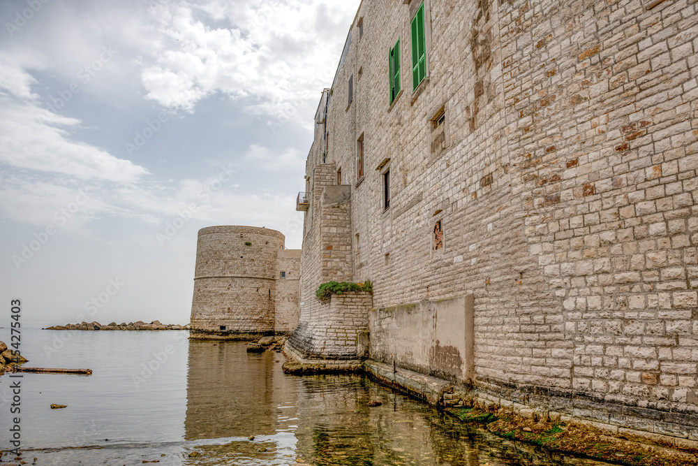 Ruiny zamku z basztą obronną tuż nad brzegiem morza - obrazy, fototapety, plakaty 