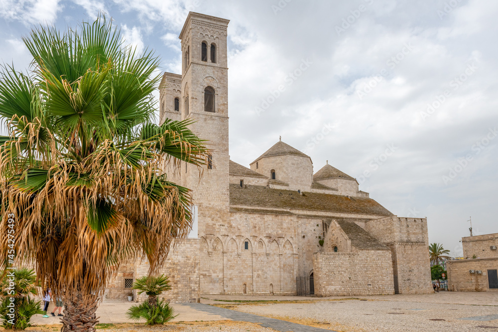 Molfetta - miasteczkowa wybrzeżu w Puglia. Kamienna średniowieczna katedra będąca symbolem miasta - obrazy, fototapety, plakaty 